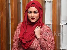 The reason is, according to thalita thalita latief admits that she has received treatments that violate the law, domestic violence and. Thalita Latief Tampil Berhijab Foto 5