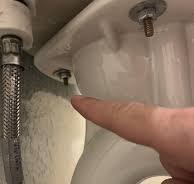 É seguro apertar o parafuso atrás do tanque do vaso ...