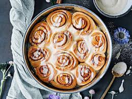 Die zimtrollen in scheiben schneiden und nochmal halbieren. Zimtschneckenkuchen Einfach Lecker Daskochrezept De