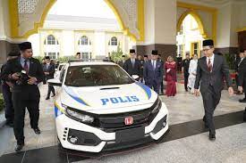 Pepagi lagi kena sound ngan mak aku suruh aku duduk depan tv tengok majlis pertabalan yang dipertuan agong. Honda Civic Type R Sah Kereta Pengiring Ydpa Hadiah Dari Honda Malaysia Sempena Keputeraan Baginda Paultan Org