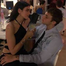 Dua lipa father arctic monkeys good good father family goals diva nostalgia singer dua lipa es conocida por impresionante voz, sus increíbles presentaciones en vivo y por su carrera de modelo. Who Is Dua Lipa S Boyfriend Anwar Hadid Todayuknews