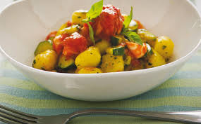 Voglia di un piatto fresco? Gnocchetti Di Patate Con Zucchine Gamberi E Menta Alice Tv