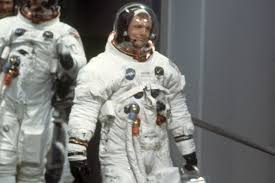 Apollo 11 este numele primei misiuni în care omul a pășit pe suprafața satelitului natural al pământului, luna. Astronautul RaÈional Despre Neil Armstrong Primul Om Pe LunÄ