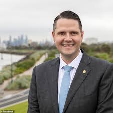 Dustin halse (born 3 may 1985) is an australian politician. U8mmfrdmurj5km
