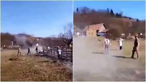 Crucea roșie română filiala alba, alături de sinistrații din zona munților apuseni la căminul cultural din roșia montană vor ajunge 40 de paturi pentru persoanele evacuate în urma inundațiilor având în vedere precipitațile abundente din. Video Scandal La RoÈ™ia MontanÄƒ Trei BÄƒrbaÈ›i Din DÄƒroaia ReÈ›inuÈ›i DupÄƒ Ce Au Lovit È™i AmeninÈ›at Cu O BarÄƒ MetalicÄƒ È™i O BucatÄƒ De Lemn Un BÄƒrbat È™i O Femeie Ziarul