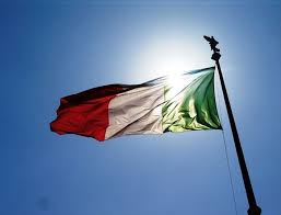 La bandiera italiana si trova sul balcone della piazza del quirinale. Acquaviva Bandiera Nazionale Ed Europea Esposte A Mezz Asta Sugli Edifici Pubblici