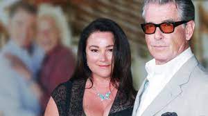 Keely shaye smith (born september 25, 1963), also known as keely shaye brosnan, is an american journalist, author, television host/correspondent, glamour model and this page was last edited on 30 december 2020, at 08:55. Pierce Brosnan Huch Die Frau In Seinem Arm Ist Aber Nicht Keely Youtube