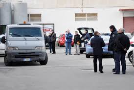 In questo video le immagini dell'assalto al portavalori in via di casal morena del 4 giugno scorso. Rapina Da Film A Falsomiele Sei Uomini Armati Assaltano Un Furgone Portavalori