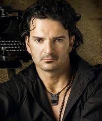 Cierto es que cuidar de un pelo largo no es tarea fácil, sobre todo teniendo en cuenta que la mayor parte de los hombres sólo usan champú como parte de su rutina capilar. Fotos De Cantantes Fotos De Ricardo Arjona