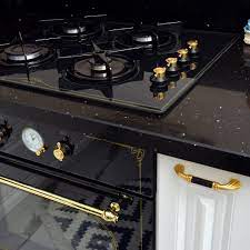 Mutfak Detay Siyah Tezgah Beyaz Dolaplar Siyah Yaldizli Kulp Siyah Tezgahlar Siyah Mutfak Dolaplari Mutfak Ic Dekorasyonu