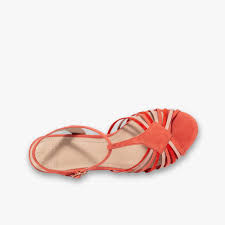Elles sont en cuir de couleur beige. Sandale Corail En Cuir Velours Avec Brides Brillantes Bocage