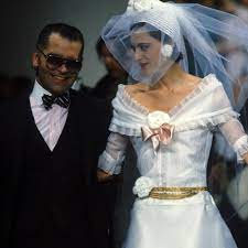 Juni 1978 ihren ersten ehemann, philippe junot. Karl Lagerfeld Und Die Chanel Braut In 28 Laufsteg Bildern Vogue Germany