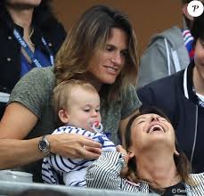 Amélie mauresmo a publié jeudi les photos d'un moment de complicité avec ses enfants lors d'une partie de croquet. Fed Cup 2016 Amelie Mauresmo Une Femme Heureuse Avec Son Fils Aaron Purepeople