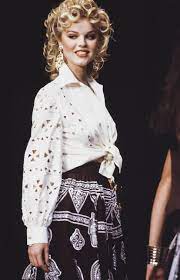 La apertura del desfile la realizó elsa hosk en un dramático traje adornado con un dragón. Supermodel Eva Herzigova S Birthday Eva Herzigova Best Runway Moments