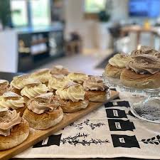 Recept på klassiska semlor fyllda med krämig mandelmassa och vispad grädde. Semlor Instagram Posts Gramho Com