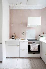 Messing Elemente Altrosa Gewischte Wand Weisse S Altrosa Gewischte Klassisch Messingel Innenarchitektur Kuche Rosa Kuchen Minimalistische Einrichtung