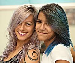 Cabelos coloridos deixam de ser 'visual de show' e tomam de assalto as ruas