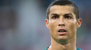 In 2016, he started playing football in a small club called club de fútbol pozuelo de alarcón in madrid, spain. Fussball Cristiano Ronaldo Der Gejagte Dieser Fussball Em Sport Sz De