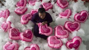 Valentine's day) atau disebut juga hari kasih sayang, pada tanggal 14 februari adalah sebuah hari di mana para kekasih dan mereka yang sedang jatuh cinta menyatakan cintanya di dunia barat. Sejarah Panjang Dan Arti Valentine Dulu Dan Kini