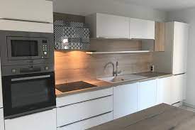 cuisine blanche et bois moderne et intemporelle avec credence assortie au plan de travail cuisine cuisi cuisine blanche et bois cuisine bois cuisine blanche