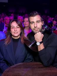 Комик на сцене нередко выглядит надменно, но в жизни он примерный семьянин. Urgant S Zhenoj Podderzhali Martirosyana Na Ego Stendap Shou Kino Mail Ru