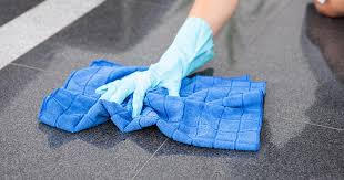 Einfach die silikonfuge vor der behandlung mit dem dampfreiniger mit essigessenz bepinseln und kurze zeit abwarten. Fussboden Reinigen Tipps Fur Laminat Teppich Fliesen Und Co Gutekueche At