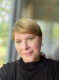 Kate Layton's Instagram, Twitter & Facebook