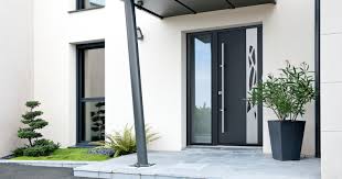La porte d'entrée au style très moderne ecume offre un triple vitrage sablé en forme de bulles. Porte D Entree Et D Interieur Sur Mesure Alu Bois Pvc Acier Komilfo