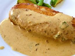 Después, rellena cada tira de pechuga de pollo con dados de queso mozzarella y un recubrimiento de jamón. Pechugas Rellenas Al Horno Receta Facil