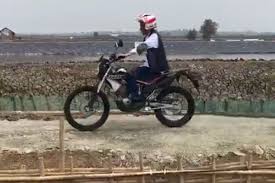 Canggih, pria terbang naik drone listrik. Tinjau Tambak Udang Dan Ikan Di Muara Gembong Jokowi Naik Motor Trail