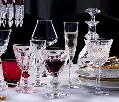 Deco Vaisselle Originale Dans L Esprit Noel Pour Dresser Une Accueillante Table Festive Vaisselle Verre Baccarat