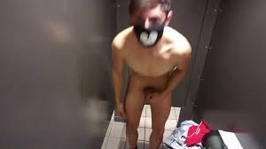 暴露狂在繁忙的机场浴室开门和cums下车