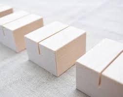 Een Groot Licht Houten Bord Houder Maple Print Houder Art Etsy In 2020 Wood Table Number Holder Wood Card Wood Table Numbers