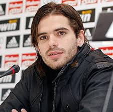 Sus numerosas lesiones aceleraron el retiro de las canchas de fútbol, pero ahora en su rol. Fernando Gago Wikipedia La Enciclopedia Libre