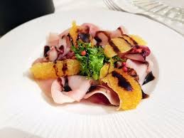 1 ciuffo di erba cipollina insaporite a piacere con pepe macinato e un pizzico di sale. Carpaccio Di Pesce Spada Affumicato Con Arancia Glassa E Pepe Rosa Foto Di Fisceria By Acquacotta Roma Tripadvisor
