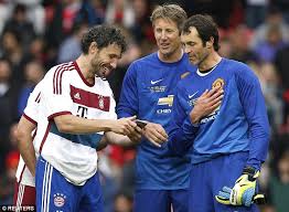 Mark peter gertruda andreas van bommel (born 22 april 1977) is a dutch football coach and former player who played as a midfielder.he is the manager of german bundesliga club vfl wolfsburg. Louis Van Gaal Is Not Easy To Work With Admits Mark Van Bommel As He Lifts The Lid On That Dressing Room Incident At Bayern Daily Mail Online