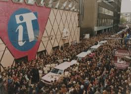 Vandaag 30 jaar geleden: Manfred Langer overleed op 21 november 1994.  Daarop volgde deze zeer indrukwekkende uitvaart door de Amstelstraat. Wie  was erbij?