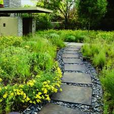 25 Yard Landscaping Ideas Curvy Garden Path Designs To Feng Shui Homes Easy Garden Front Yard Landscaping Design Garden Pathway
