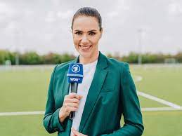 Für ärger im social web sorgte julia scharf in der sportschau: Interview Mit Sportjournalistin Esther Sedlaczek Wir Frauen Konnen Es