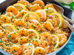 Dans La Meme Casserole Quinoa Crevettes Ail Une Recette Super Facile A Faire Recipe Shrimp Recipes Healthy Vegetarian Recipes Quinoa Healthy