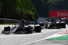 Gegen ricciardo ist er machtlos und muss sich erst einmal mit rang 11 begnügen. Formel 1 Osterreich Bottas Gewinnt Chaos Gp Hamilton Bestraft