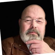 Als inclusieve werkgever geloven wij dat iedereen waarde toe kan voegen.  Dus een slechts half aangeklede bisschop is bij SociaalPlus ook gewoon van  harte welkom. 😉