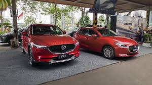 Lekukan yang halus dan permukaan yang bergelombang menegaskan dan menggambarkan lingkungan sekitar. Emi Masih Andalkan Penjualan Mazda Cx 5 Ketimbang Cx 30 Mobil Gooto Com