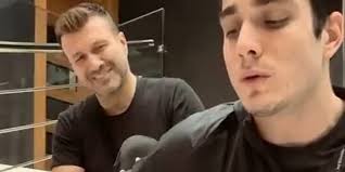 Επίσης απαιτείται φωτοτυπία οποιουδήποτε ισχύοντος δημοσίου εγγράφου βάσει των κείμενων. Apolaystiko O Ploytarxos Tragoydaei Me Ton Gio Toy Kai Prokalei Xamo Sto Instagram Gossip Tv Gr