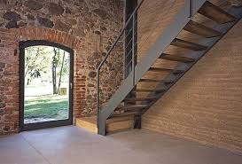 Gesund Und Okologisch Bauen Erweiterung Einer Scheune Integration Stahltreppe Stampflehm Architektur Okologisch Bauen