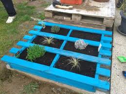 These clever bloggers took simple shipping pallets and transformed them into beautiful gardens. Diy Wooden Pallet Garden Ideas The Garden Glove