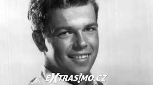 Zemřel Robert Logan (†82), hvězda seriálu 77 Sunset Strip nebo filmu Most u  Remagenu