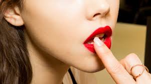 Der dunkelroter lippenstift matt vergleich hat zum vorschein gebracht, dass das gesamtfazit des genannten produktes uns extrem überzeugen konnte. Roter Lippenstift Dieser Ton Passt Perfekt Zu Deiner Haarfarbe