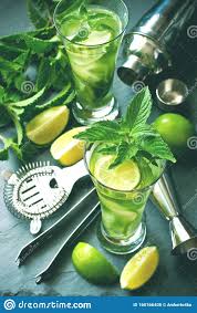 Check spelling or type a new query. Zwei Glaser Mojito Cocktail Mit Frischem Kalk Und Minze Auf Schwarzem Tablett Stockfoto Bild Von Dunkel Minze 168166408