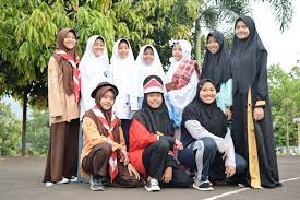 Berbicara tentang gamis, rupanya pecinta gamis tak hanya muslimah dewasa saja, namun di kalangan remaja juga banyak diminati. Baju Anak Santriwati Gambar Islami